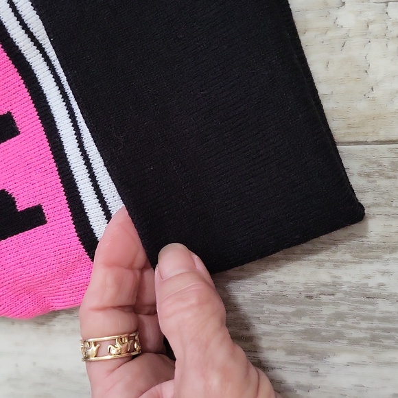 NWOT VS PINK Knit Pom Pom Hat - Picture 4 of 6